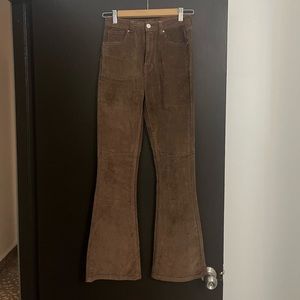 Color brown. Super comfy. Its from shein. Never used.